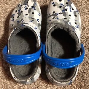 Boys grey camo lined Crocs J4